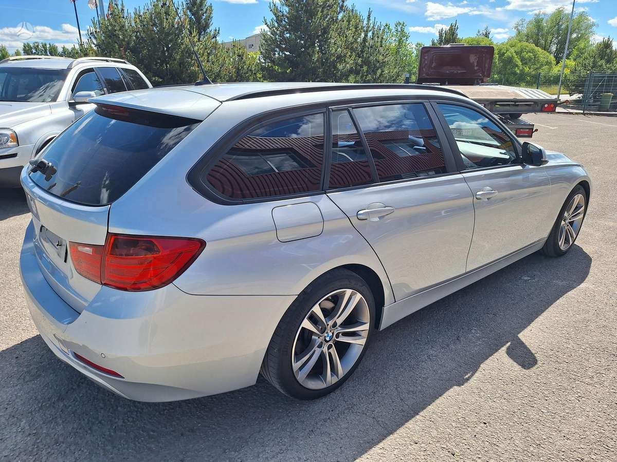 BMW 320 2014 — вигляд ззаду