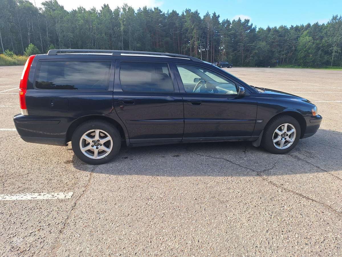Volvo V70 2005 — rear view