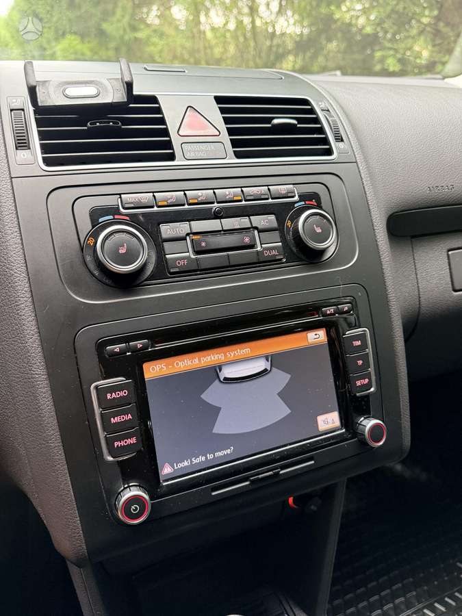 Volkswagen Touran 2011 — photo 14