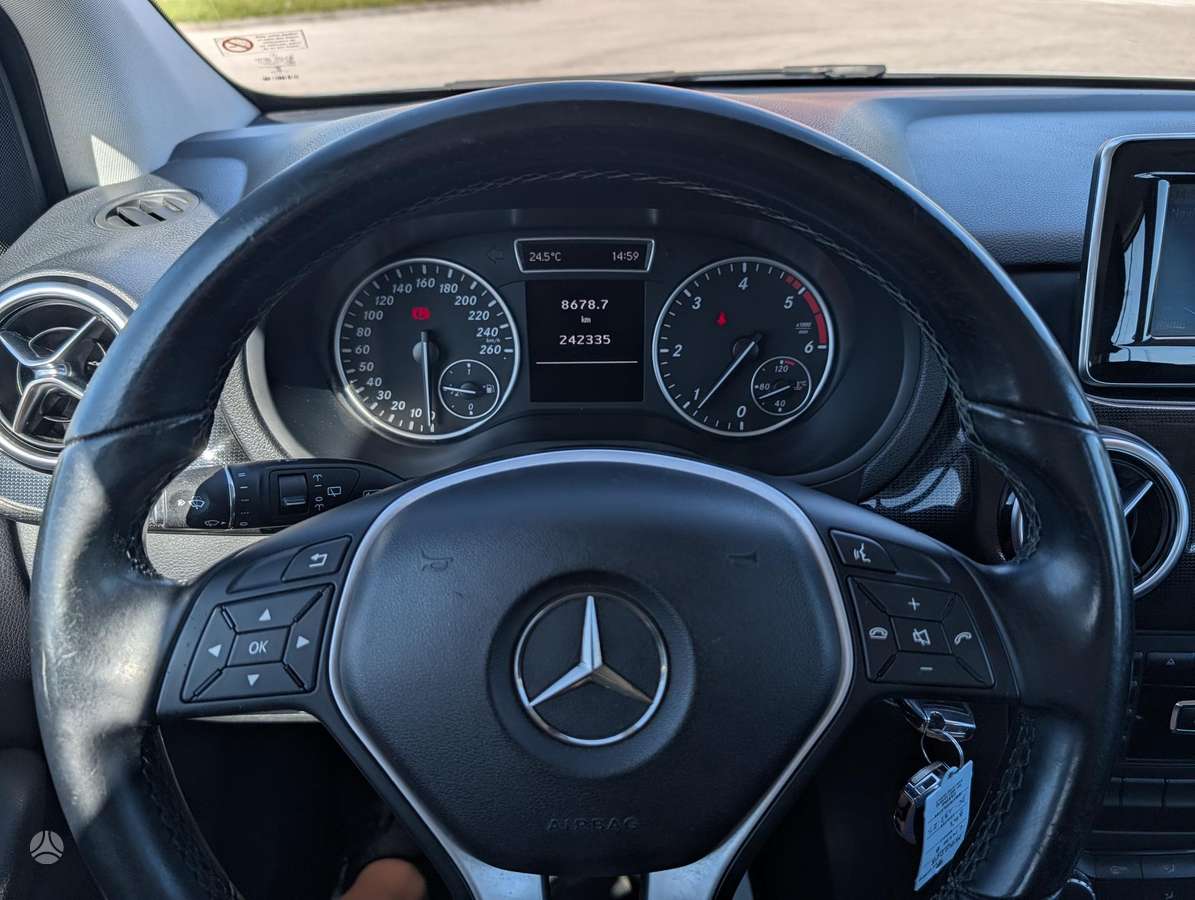Mercedes-Benz B180 2014 — photo 11