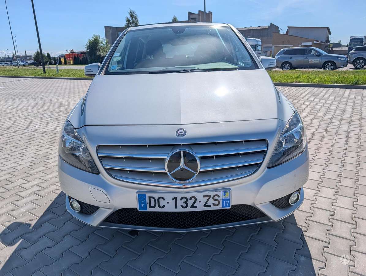 Mercedes-Benz B180 2014 — interior