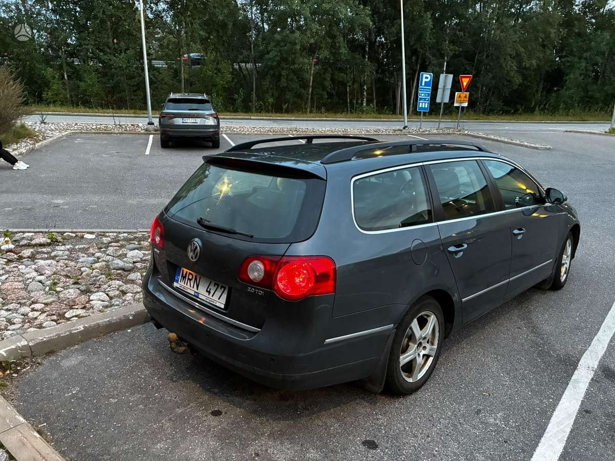 Volkswagen Passat 2009 — rear view