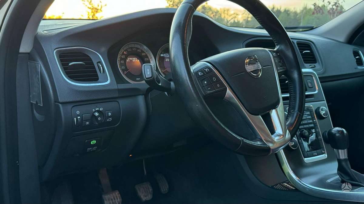 Volvo V60 2011 — photo 15