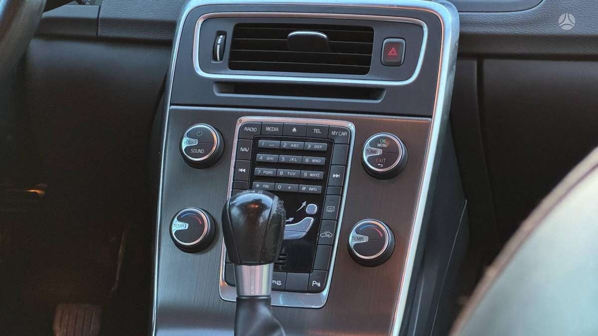 Volvo V60 2011 — photo 18