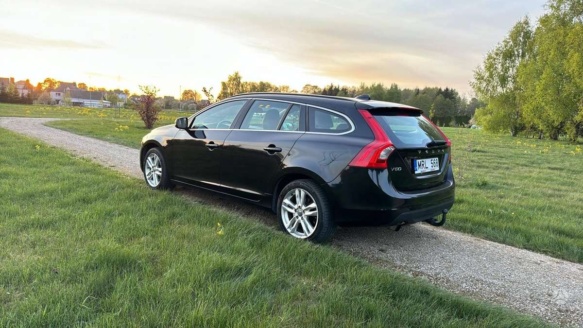 Volvo V60 2011 — interior