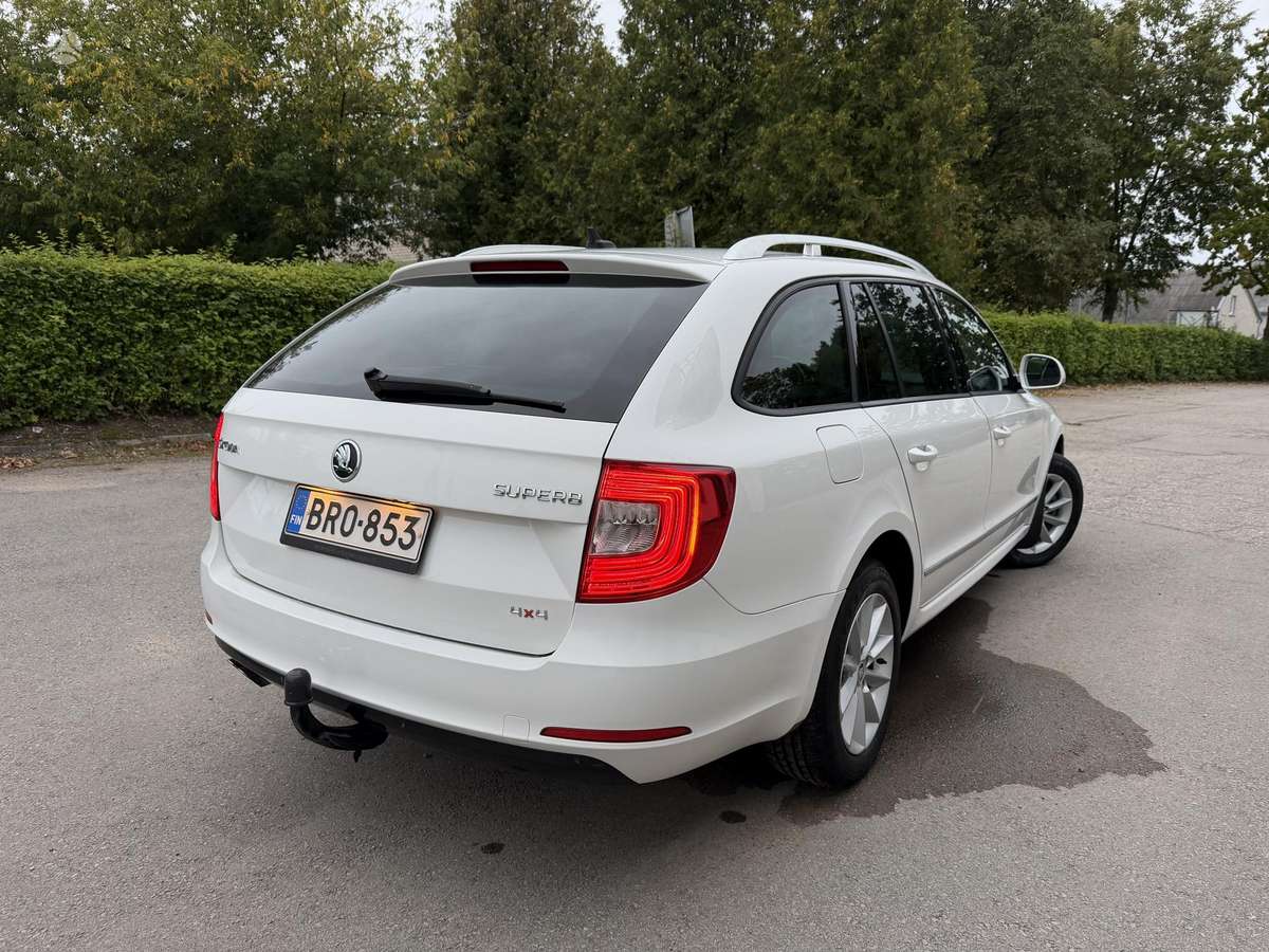 Skoda Superb 2014 — rear view