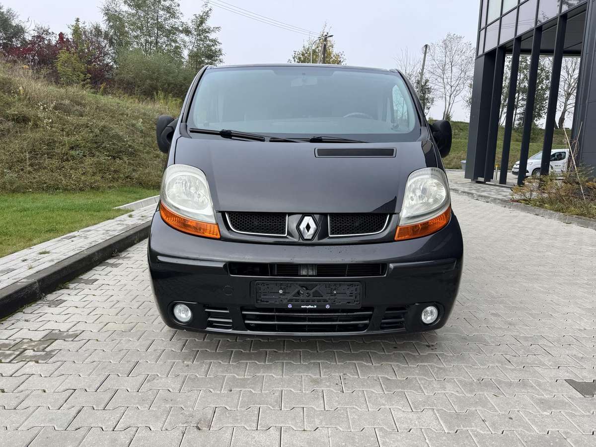 Renault Trafic 2004 — вигляд ззаду