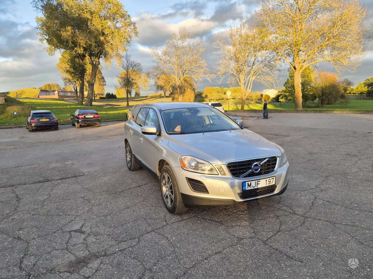 Volvo XC60 2010 — салон