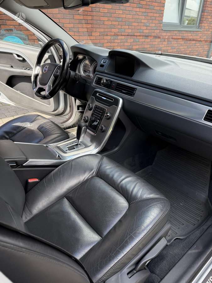 Volvo V70 2011 — photo 16