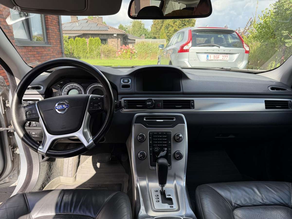 Volvo V70 2011 — photo 18
