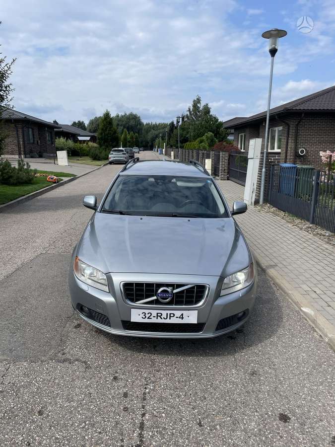 Volvo V70 2011 — rear view