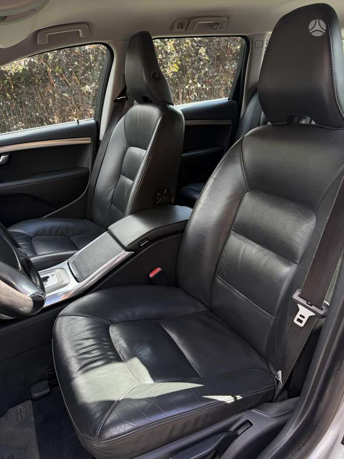 Volvo V70 2011 — photo 21