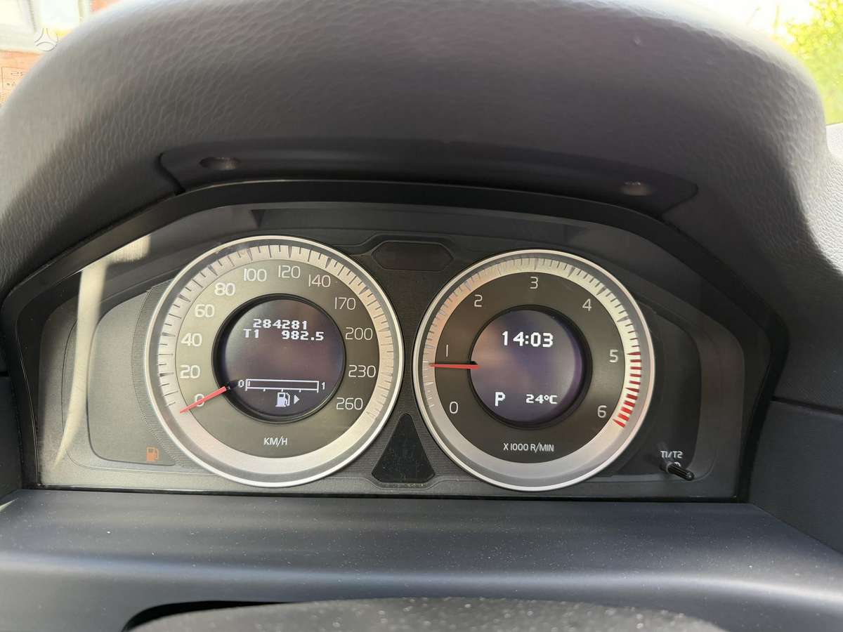 Volvo V70 2011 — photo 26