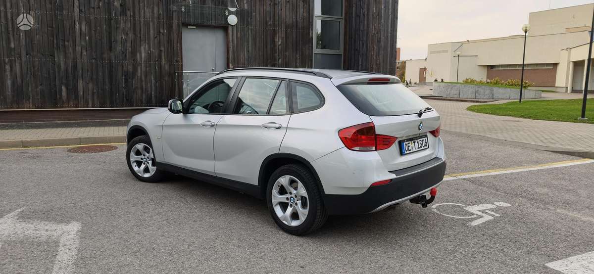 BMW X1 2011 — салон