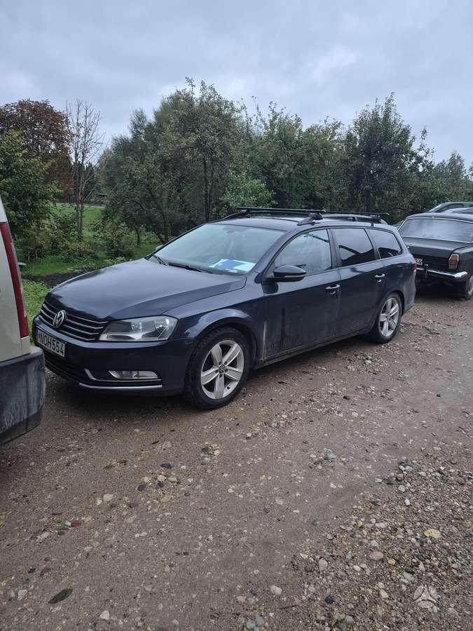 Volkswagen Passat 2012 — вигляд ззаду
