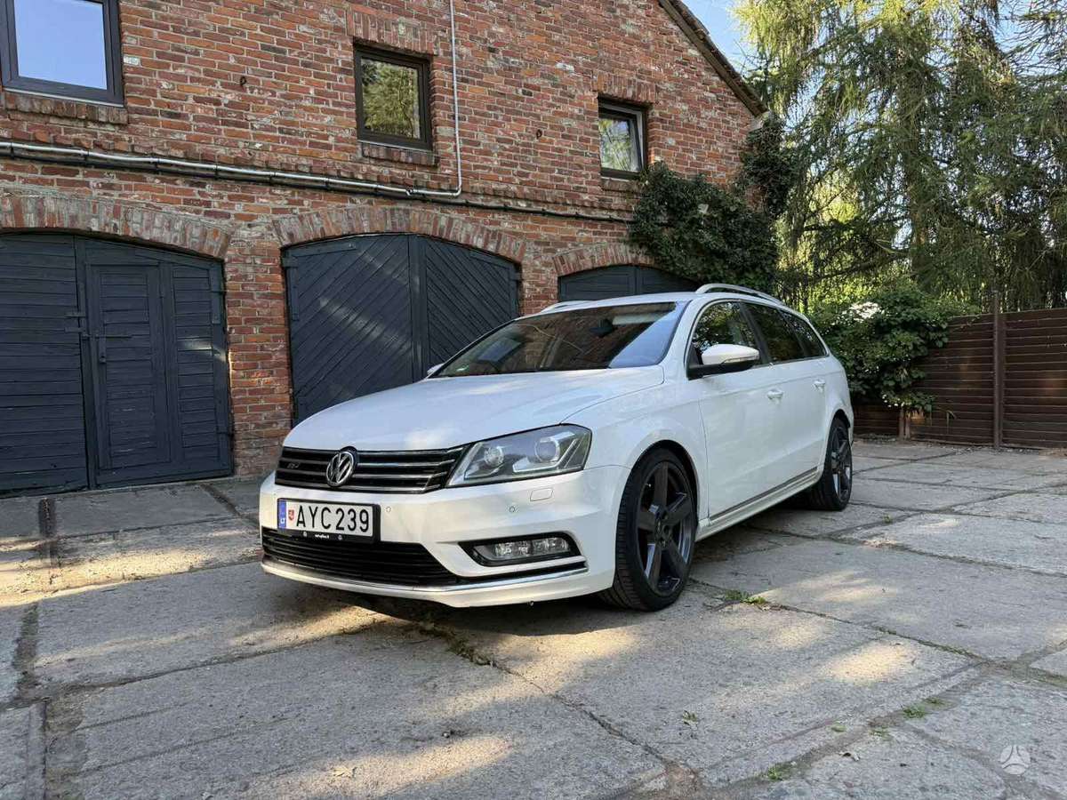 Volkswagen Passat 2013 — вигляд ззаду