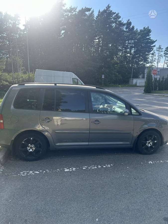 Volkswagen Touran 2006 — вигляд ззаду