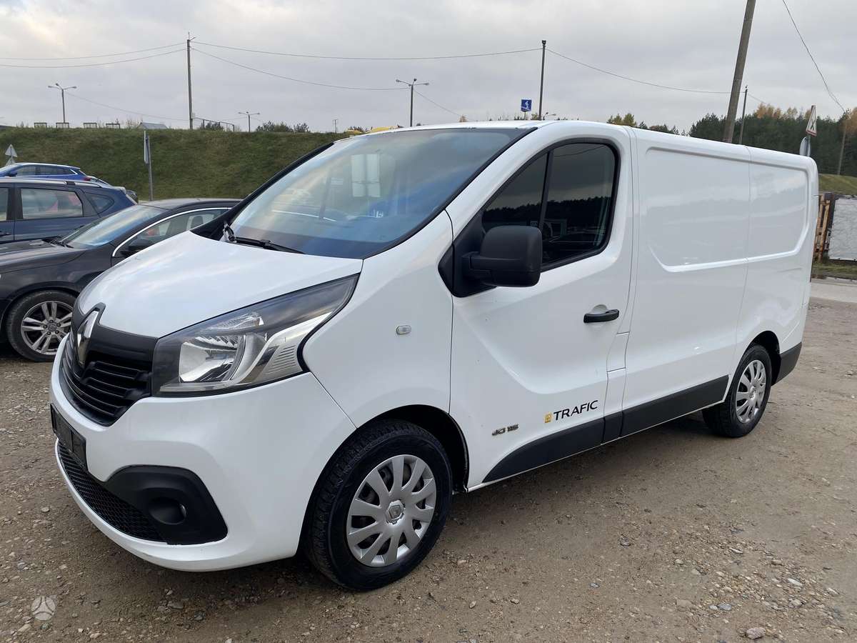 Renault Trafic 2015 — rear view