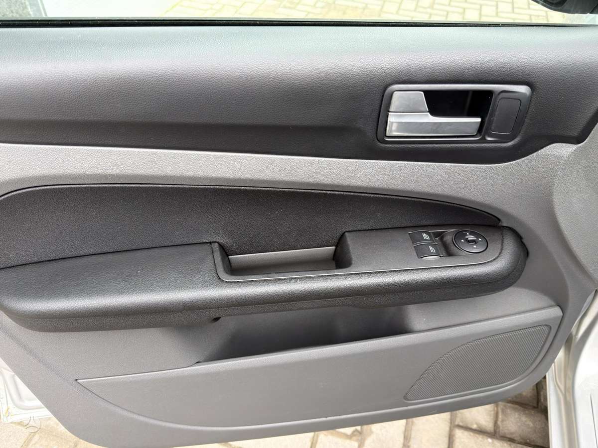 Ford Focus 2009 — photo 27