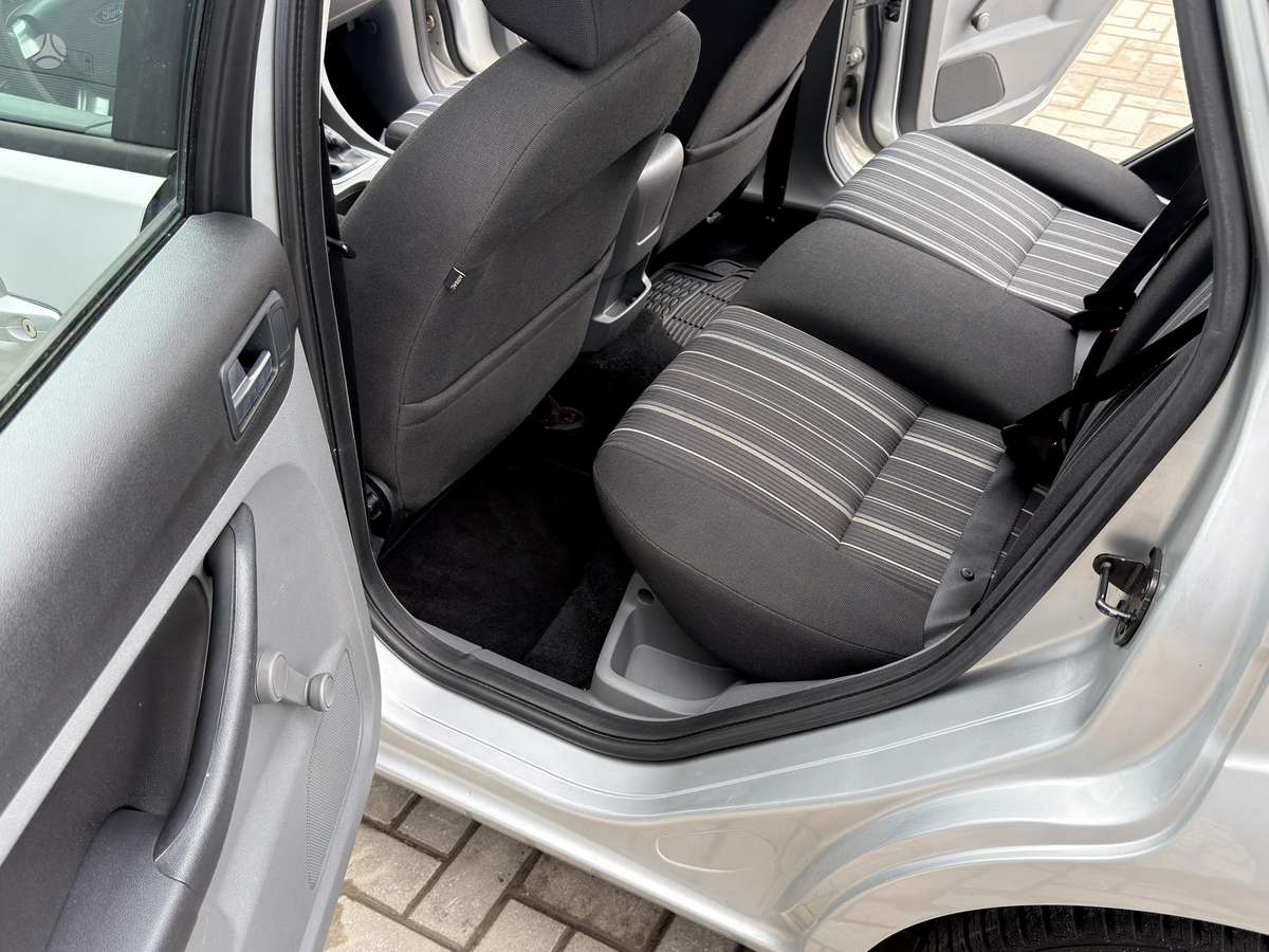 Ford Focus 2009 — photo 30