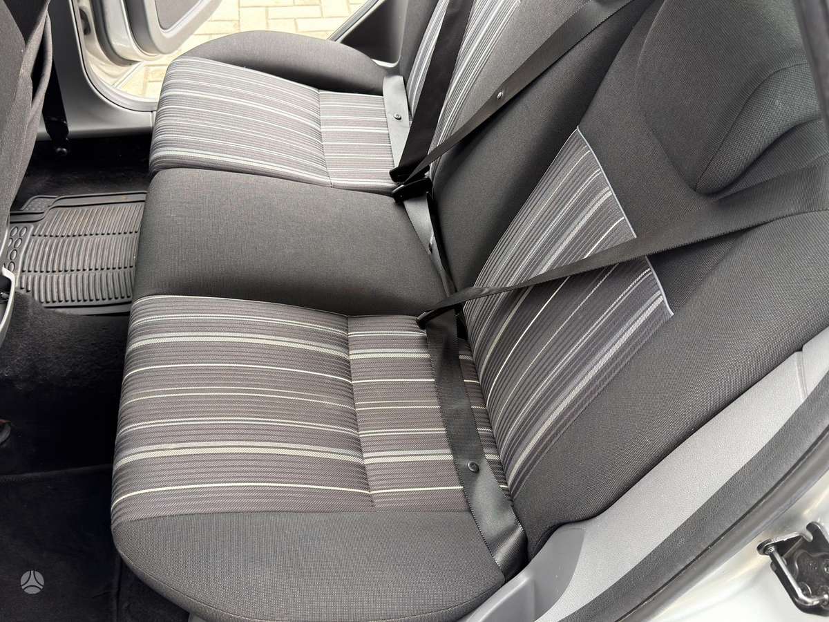 Ford Focus 2009 — photo 31