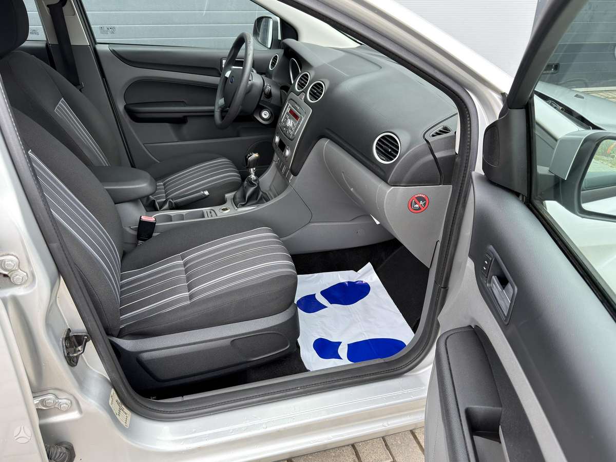 Ford Focus 2009 — photo 35
