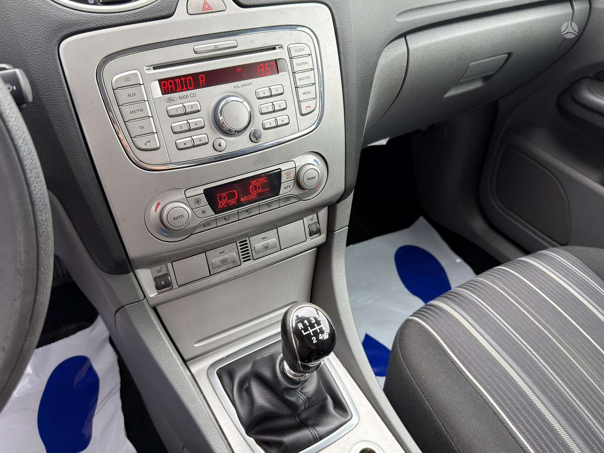 Ford Focus 2009 — photo 38
