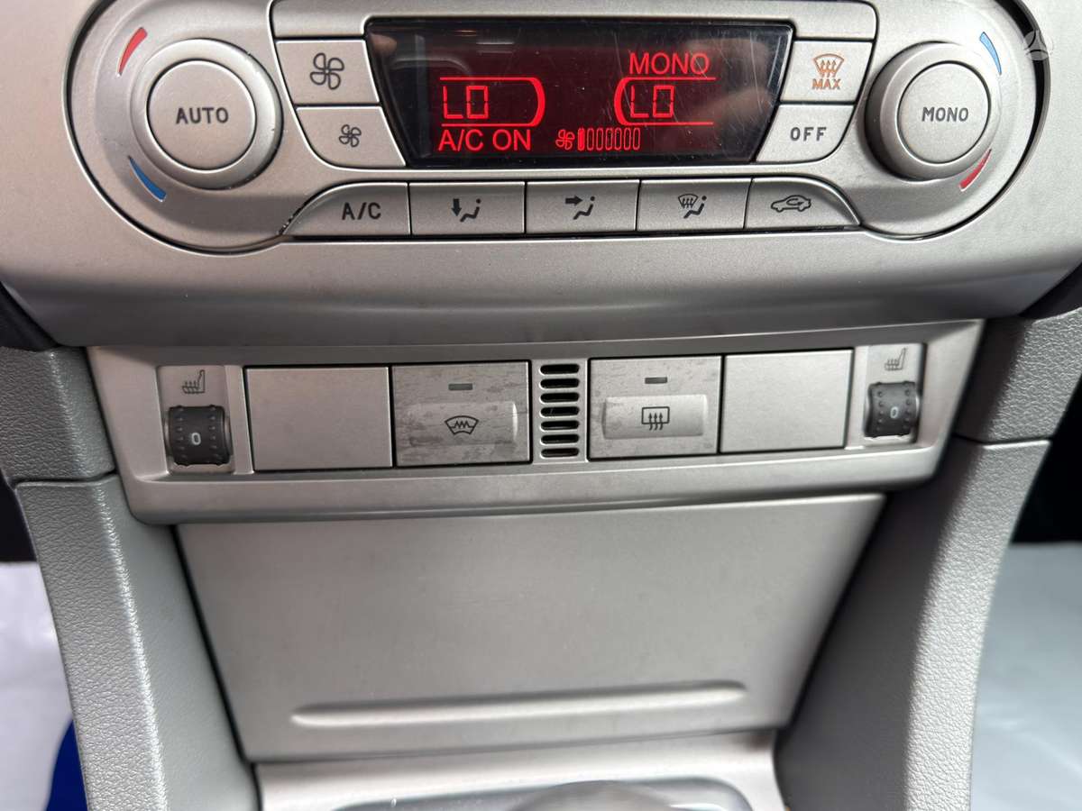 Ford Focus 2009 — photo 39