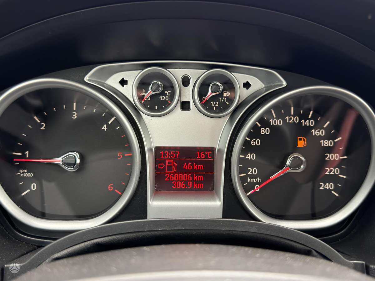Ford Focus 2009 — photo 40