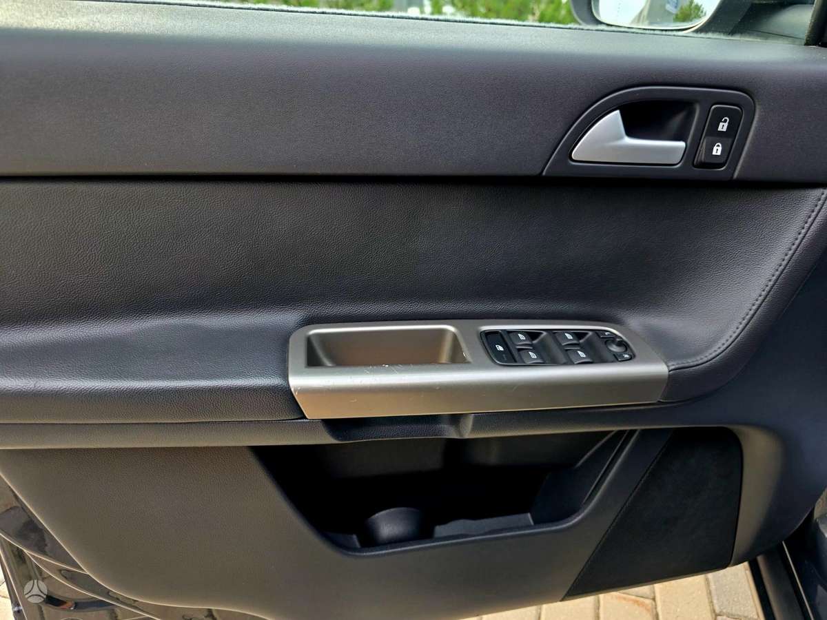 Volvo V50 2010 — photo 17