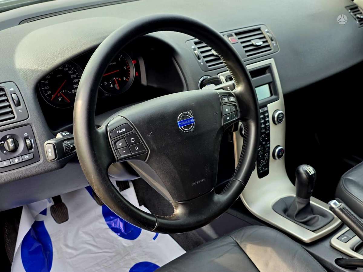 Volvo V50 2010 — photo 18