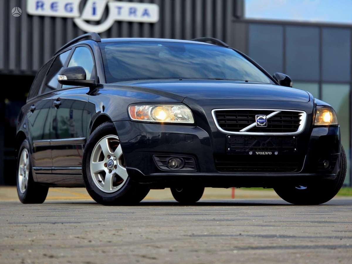 Volvo V50 2010 — rear view