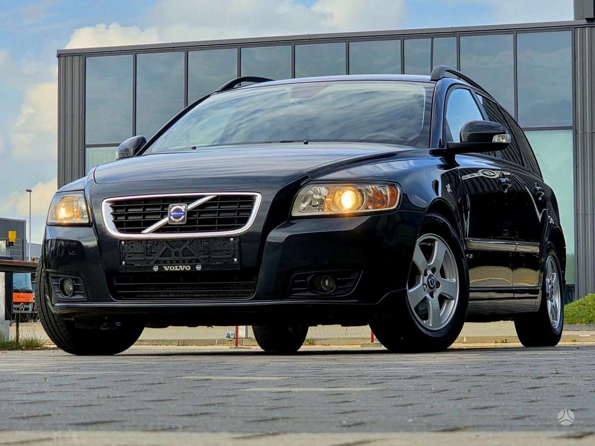 Volvo V50 2010 — interior