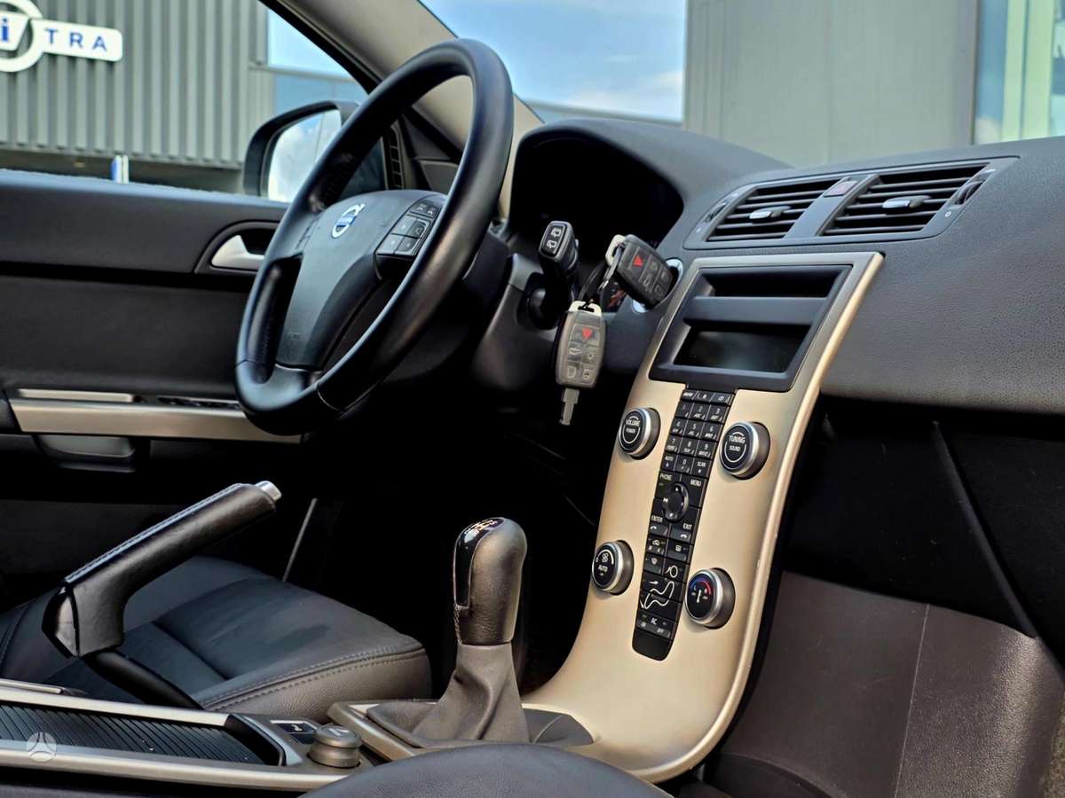 Volvo V50 2010 — photo 9