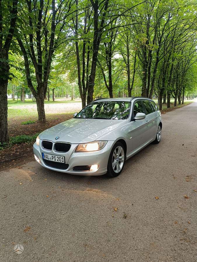 BMW 320 2011 — вигляд ззаду