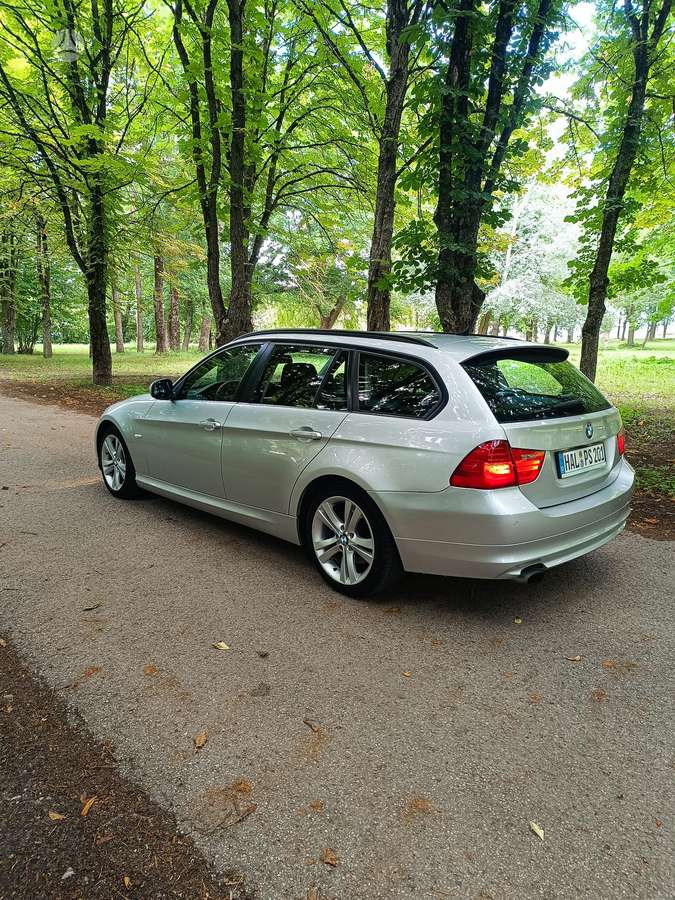 BMW 320 2011 — салон