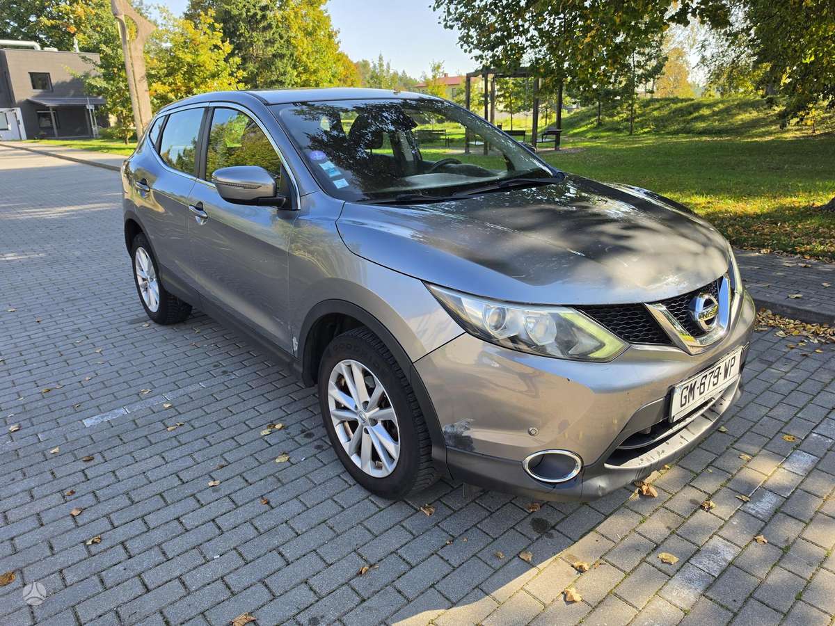 Nissan Qashqai 2015 — rear view