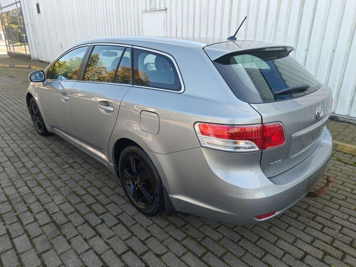 Toyota Avensis 2011 — rear view