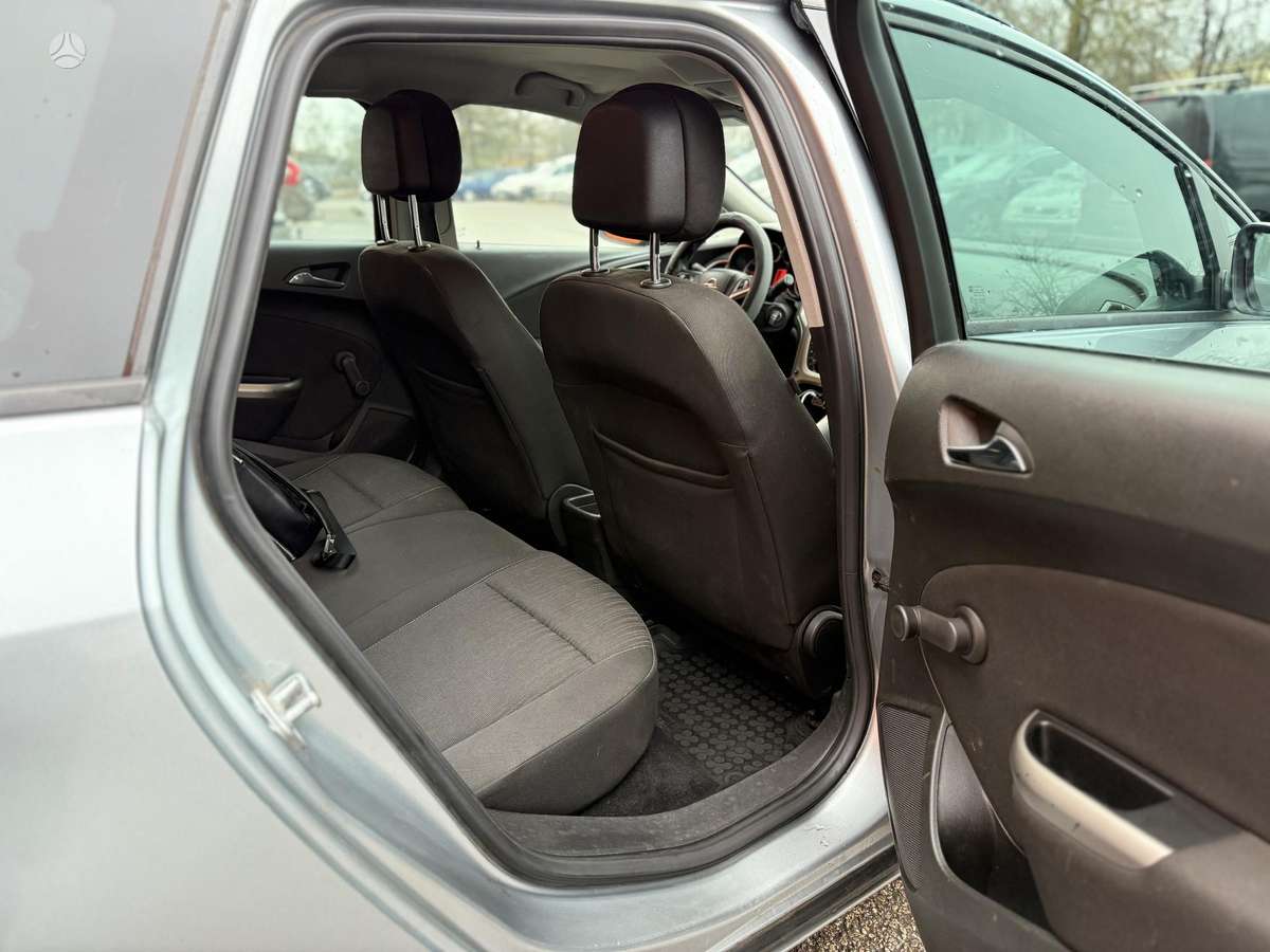 Opel Astra 2011 — photo 10