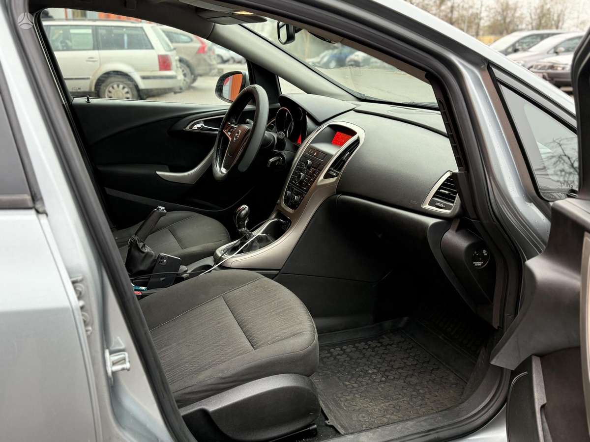 Opel Astra 2011 — photo 11