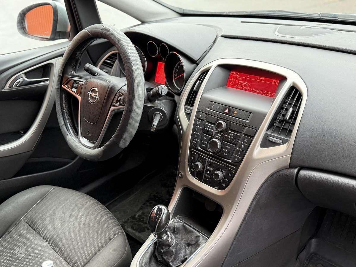 Opel Astra 2011 — photo 12