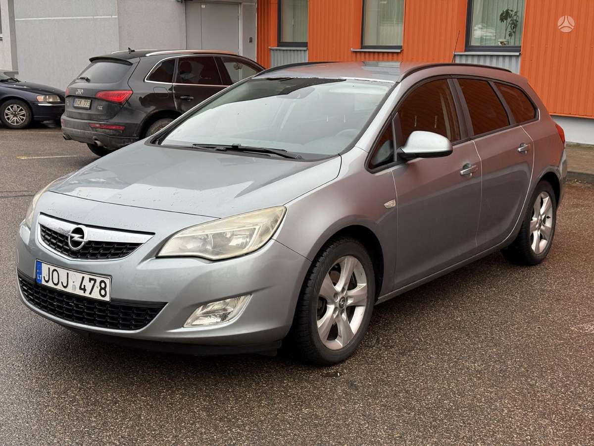 Opel Astra 2011 — rear view