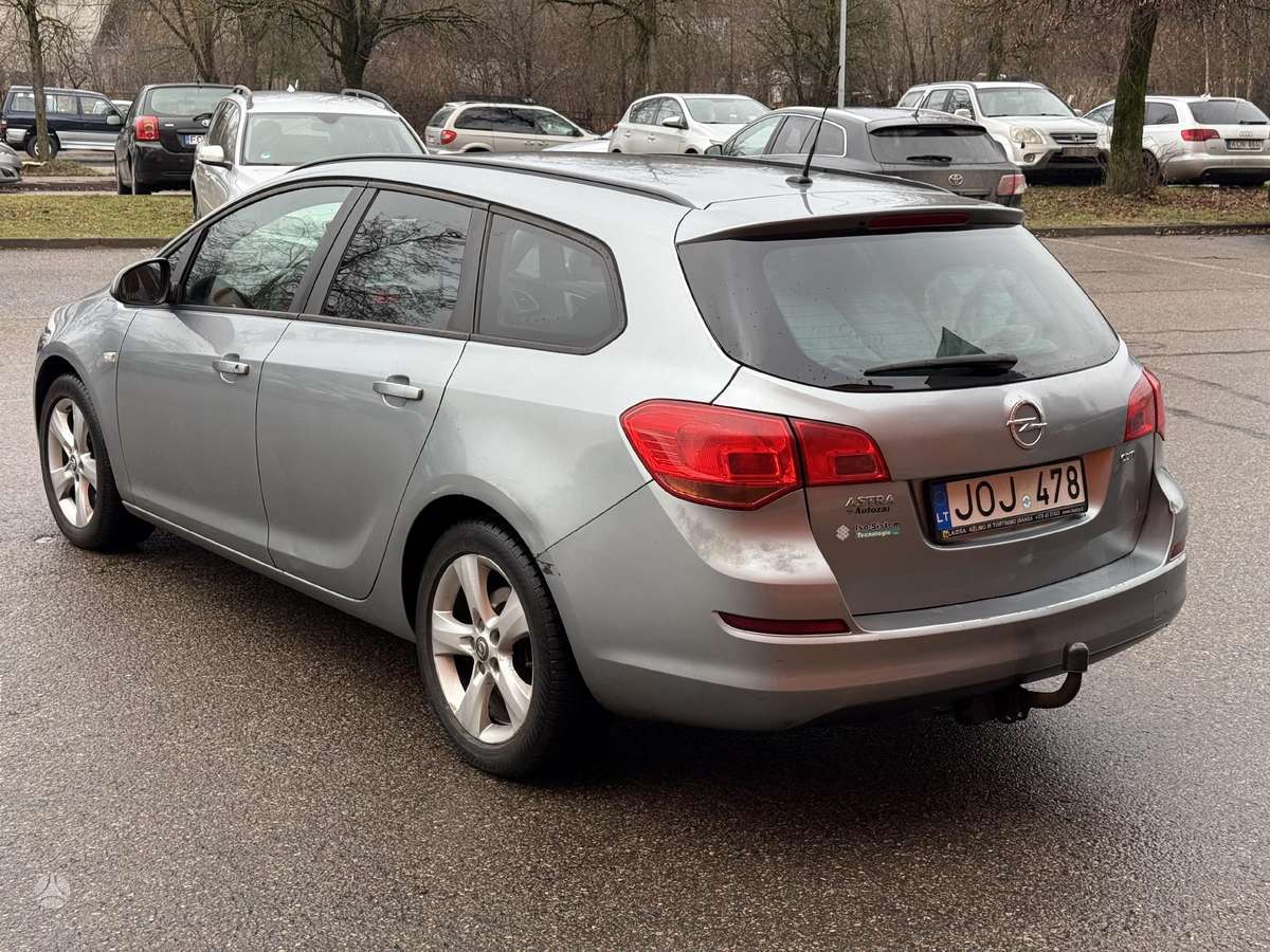 Opel Astra 2011 — interior