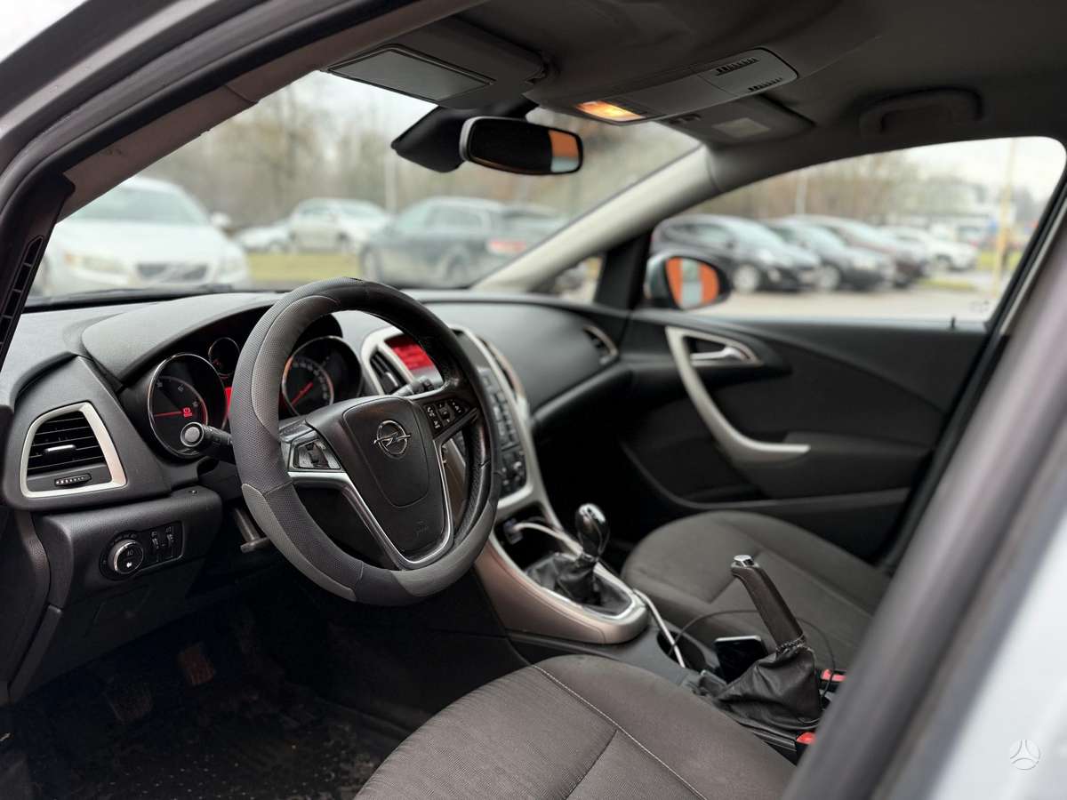 Opel Astra 2011 — photo 8