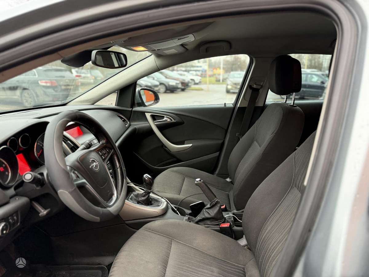 Opel Astra 2011 — photo 9