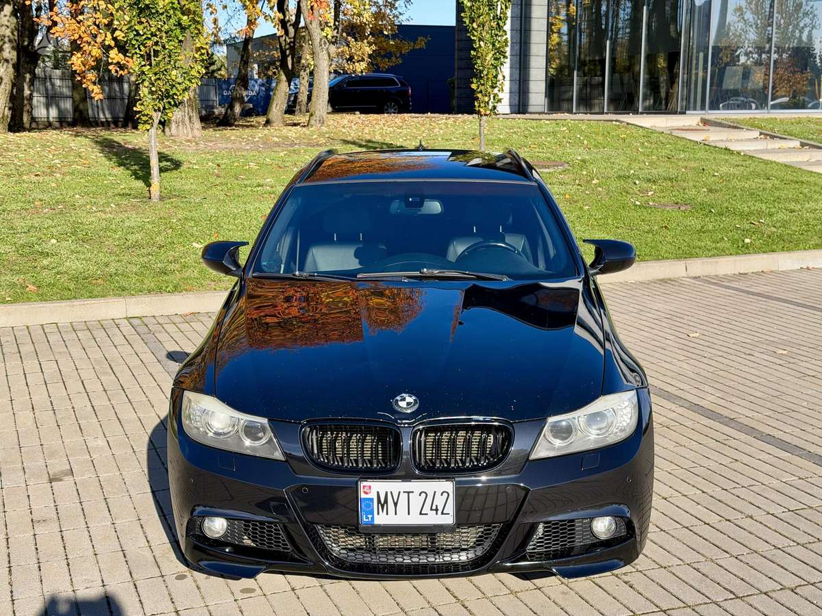 BMW 325 2010 — rear view
