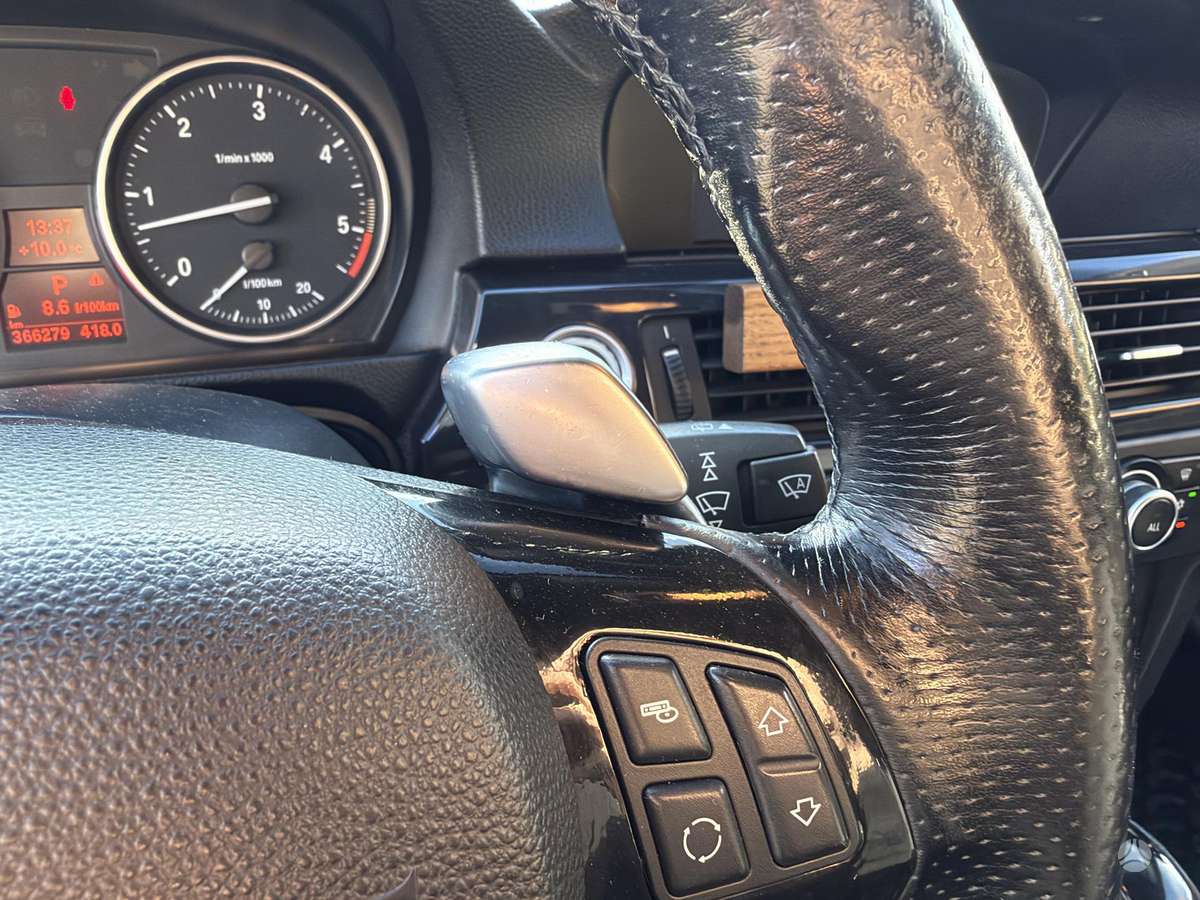 BMW 325 2010 — photo 23