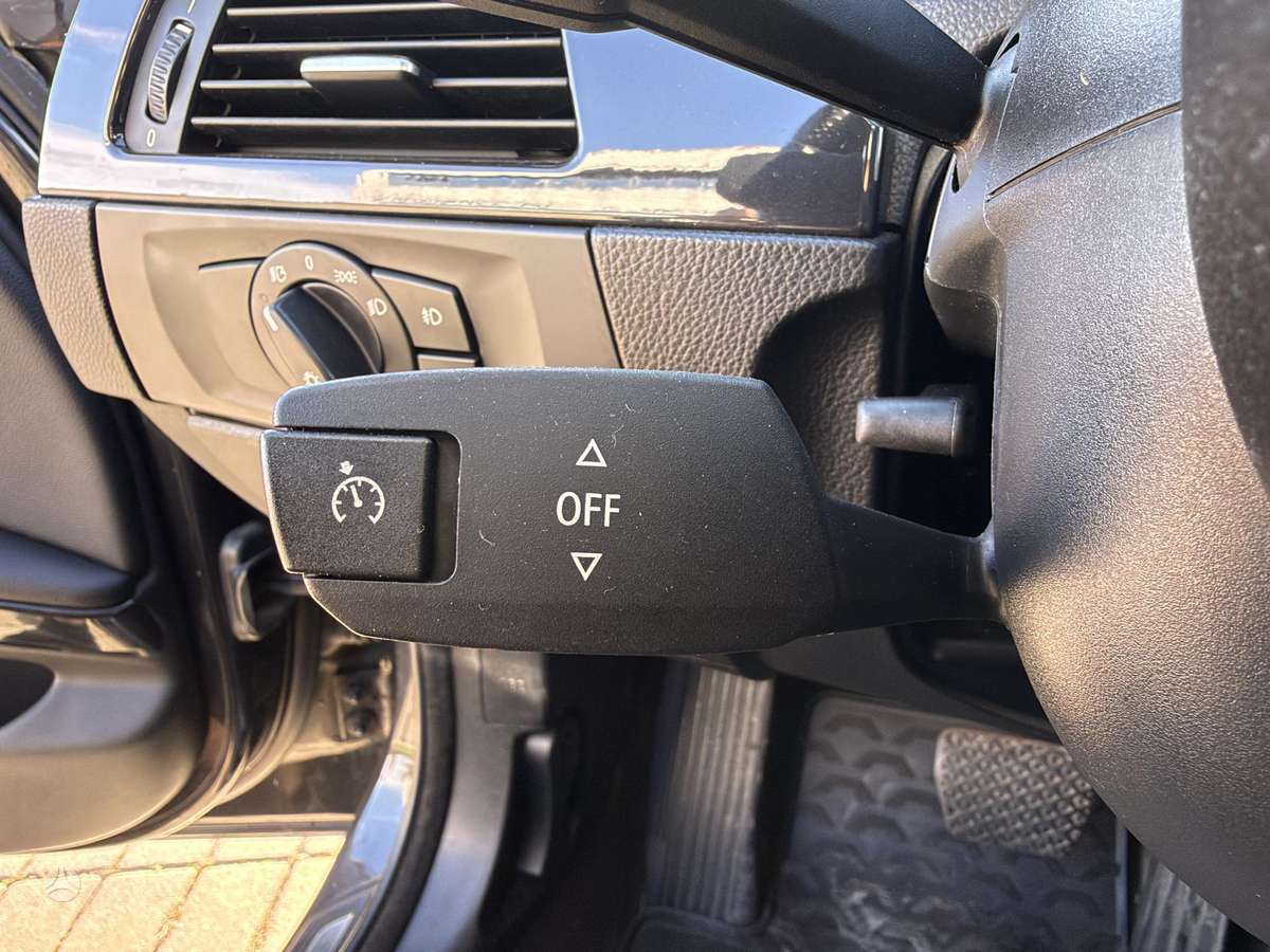 BMW 325 2010 — photo 25