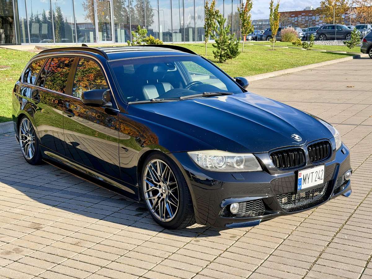BMW 325 2010 — interior