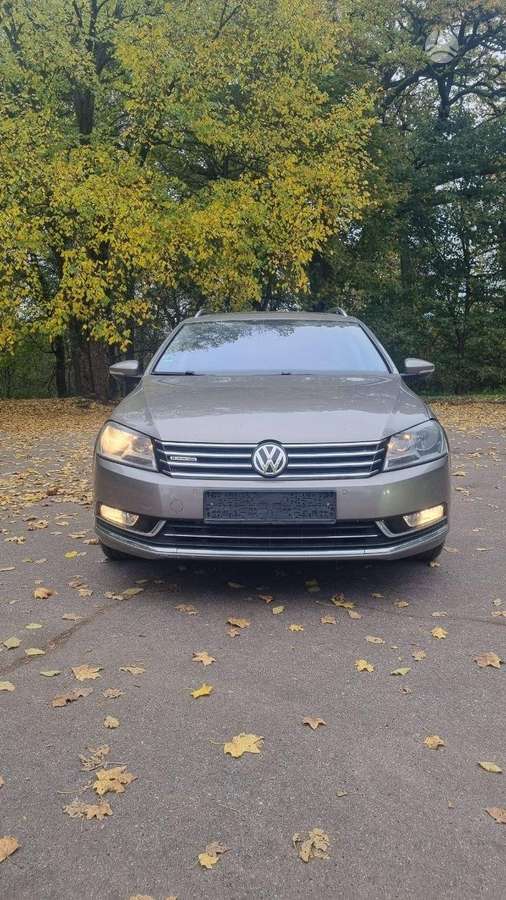 Volkswagen Passat 2011 — rear view